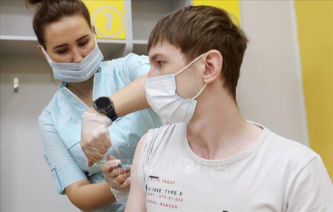 Nhân viên y tế tiêm vaccine COVID-19 cho người dân tại Moskva, Nga ngày 24/7/2021. Ảnh: TASS/TTXVN