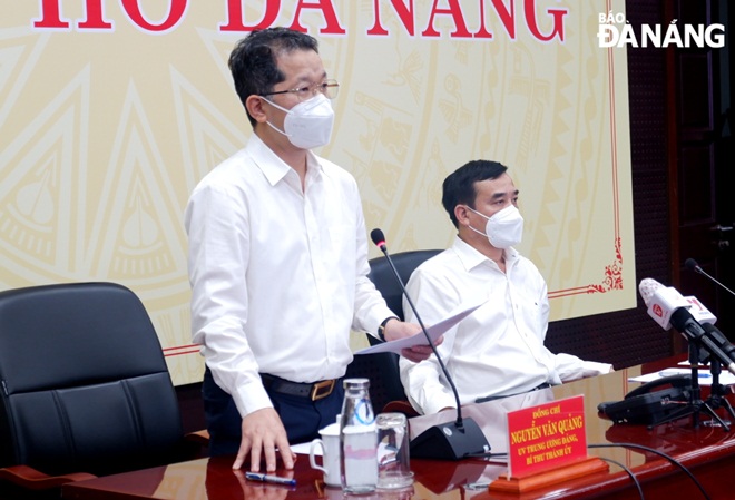 Municipal Party Committee Secretary Nguyen Van Quang (left) delivers his address at Thursday’s meeting of the COVID-19 Monitoring Committee. Photo: PHAN CHUNG