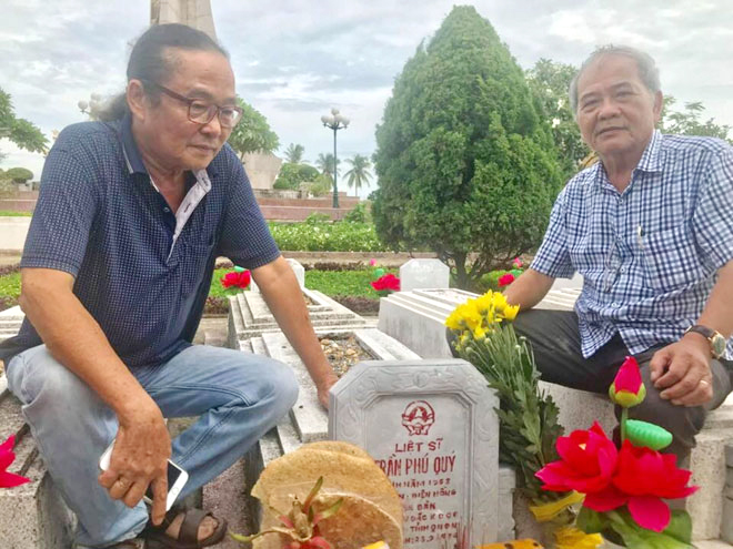 Ông Lê Đức Hùng (trái) cùng đồng đội thăm mộ một thành viên Đặc khu Đoàn Quảng Đà hy sinh trong cuộc kháng chiến chống Mỹ, cứu nước. (Ảnh do nhân vật cung cấp)