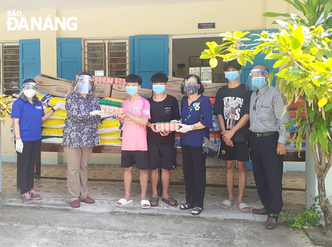Hội Từ thiện và bảo vệ quyền trẻ em thành phố trao 1,6 tấn gạo và 700 hộp cá cho Làng Hy Vọng. Ảnh: Đ.H.L
