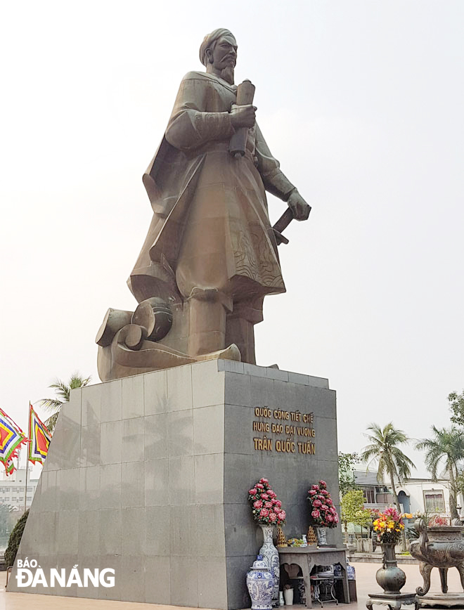 Tượng Hưng Đạo Đại vương Trần Quốc Tuấn tại thành phố Nam Định, tỉnh Nam Định. Ảnh: V.T.L