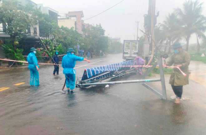 Thanh niên phường An Khê (quận Thanh Khê) giăng dây cảnh báo nguy hiểm nhằm bảo đảm an toàn cho người dân trong cơn bão số 5.(Ảnh do Đoàn phường cung cấp)