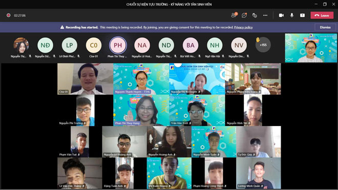 Tân sinh viên Trường Đại học Bách khoa, Đại học Đà Nẵng tham gia trực tuyến chương trình Hướng dẫn kỹ năng mềm cho sinh viên.