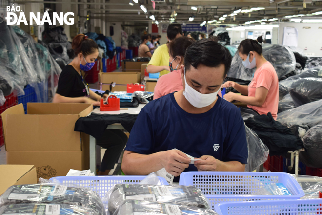 Businesses ramp up production after being allowed to increase the employee number back to work.  Bustling production activities are observed at the Da Nang branch of Scavi Hue Company based in the Da Nang Industrial Park, Son Tra District). Photo: K. HOA