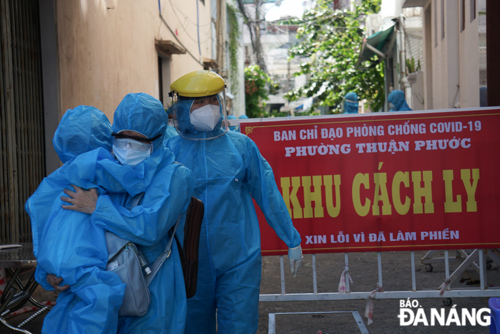  The only one member of each family in the alley is allowed to stay at home whilst the remaining ones, especially children, must be evacuated to safety. Photo: XUAN SON  