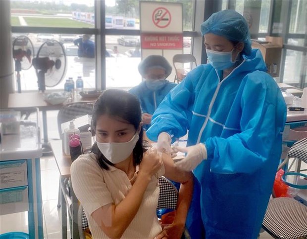 Tiêm vaccine ngừa COVID-19 tại Vĩnh Phúc. (Ảnh: Hoàng Hùng/TTXVN)