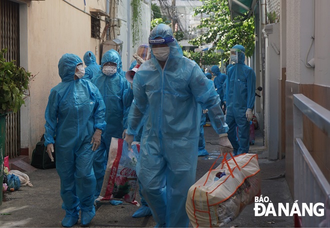 Residents in alley No. 90, Dong Da Street, Thuan Phuoc Ward, Hai Chau District which detected a community transmission case were evacuated to safety on September 17, 2021. Photo: XUAN SON