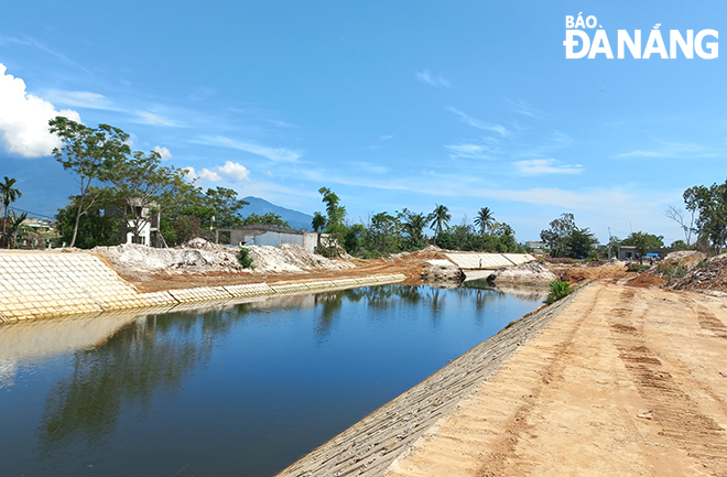 Công trình tuyến kênh thoát nước từ Khu Công nghiệp Hòa Khánh ra sông Cu Đê thuộc dự án Đầu tư phát triển bền vững thành phố thi công từ tháng 12-2019 đến nay vẫn chưa hoàn thành do còn vướng mặt bằng chưa giải tỏa. Ảnh: TRIỆU TÙNG