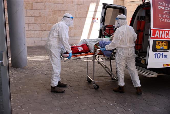  Nhân viên y tế chuyển bệnh nhân COVID-19 tới bệnh viện ở Jerusalem, ngày 15/8/2021. Ảnh: AFP/ TTXVN