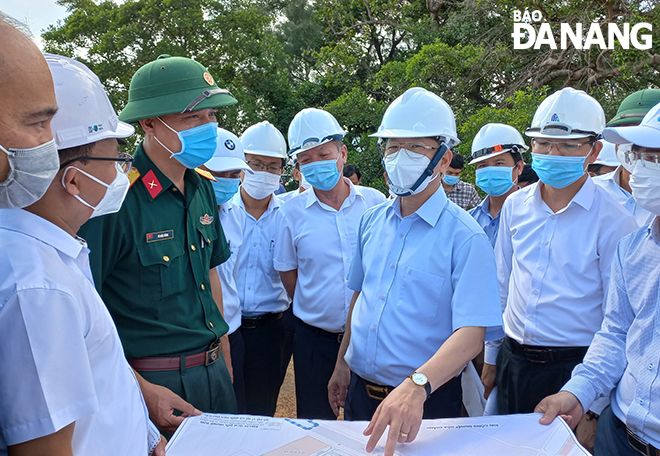 Da Nang Party Committee Secretary Nguyen Van Quang (middle) directs the construction of the Western Ring Road. No 2. Photo: TRIEU TUNG