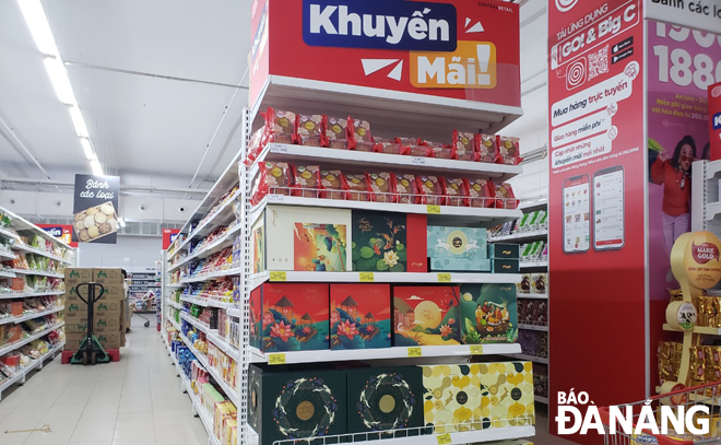 Many mooncakes are on display at the Big C Da Nang Mall for sale whereas the order quantity is quite small. Photo: QUYNH TRANG