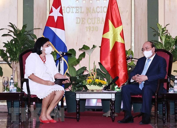 President Nguyen Xuan Phuc (R) and ICAP First Vice President Noemi Rabaza Fernandez (Photo: VNA)  