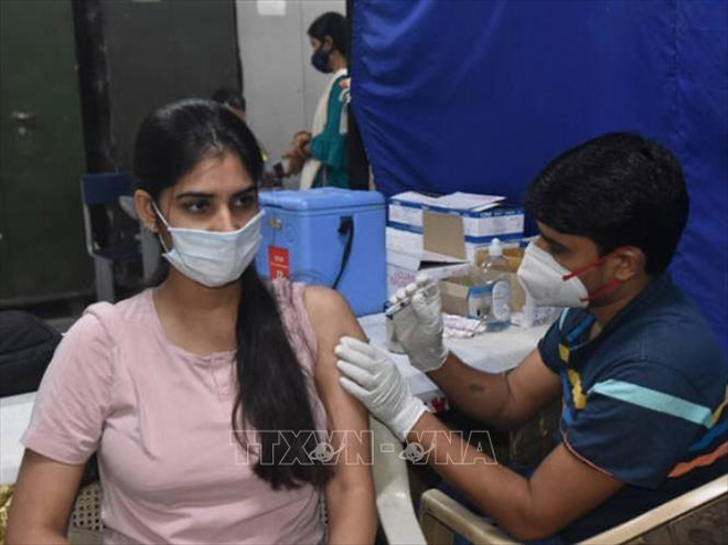 Nhân viên y tế tiêm vaccine Covid-19 cho người dân tại New Delhi, Ấn Độ ngày 9-9-2021. Ảnh: Hindustan Times/TTXVN