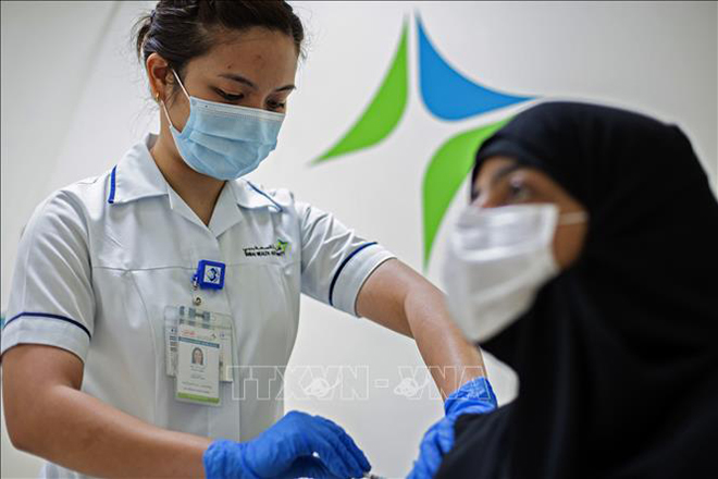 Tiêm vaccine Covid-19 cho người dân tại Dubai, UAE, ngày 23-12-2020. Ảnh: AFP/TTXVN