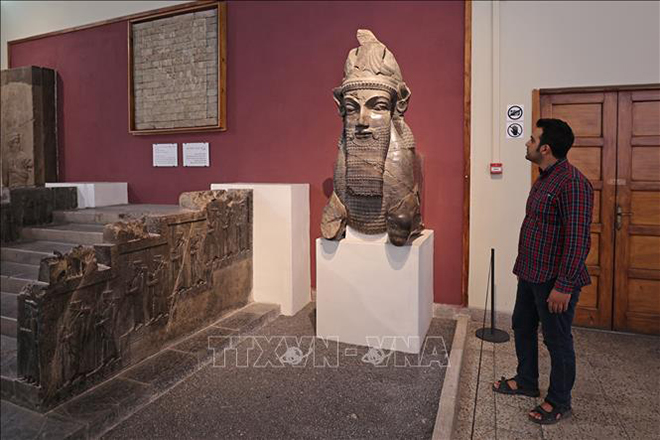 Du khách tham quan bảo tàng quốc gia Iran ở Tehran, ngày 19-9-2021. Ảnh: AFP/TTXVN