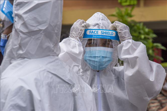 Nhân viên trong trang phục bảo hộ làm công việc khử trùng tại khu vực ngoại ô Kuala Lumpur, Malaysia. Ảnh: THX/TTXVN
