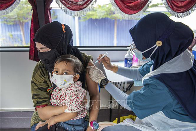 Nhân viên y tế tiêm vaccine ngừa Covid-19 cho người dân tại Selongor, Malaysia. Ảnh: THX/TTXVN