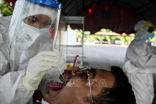 Nhân viên y tế lấy mẫu xét nghiệm Covid-19 cho người dân tại Medan, Indonesia. Ảnh: THX/TTXVN