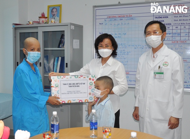 Da Nang People's Committee Vice Chairman Ngo Thi Kim Yen (2nd, right) presents gifts to pediatric patients being treated and cared for at the Da Nang Oncology Hospital, September 19, 2021. Photo: LE HUNG