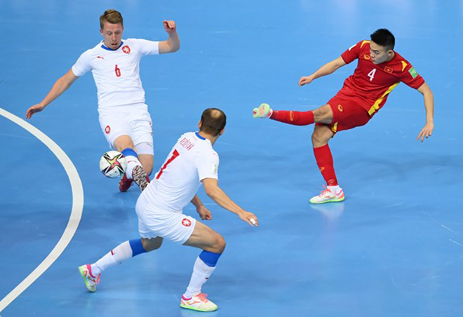 Futsal Việt Nam (áo đỏ) giành vé vào vòng 1/8. (Nguồn: FIFA)