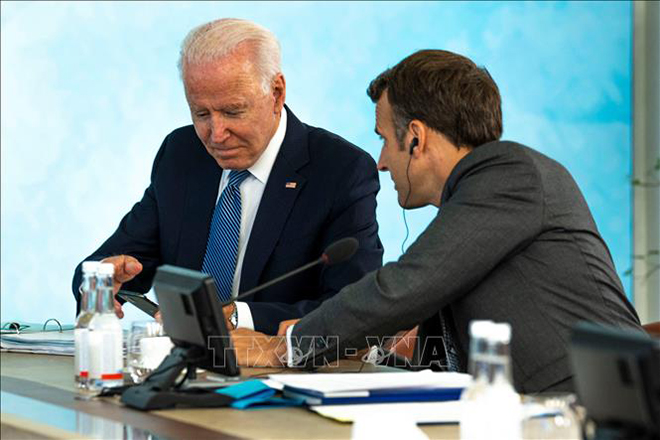 Tổng thống Pháp Emmanuel Macron (phải) và Tổng thống Mỹ Joe Biden (trái) trong cuộc gặp tại Hội nghị thượng đỉnh G7 tại Cornwall, Anh, ngày 13-6-2021. Ảnh: AFP/TTXVN