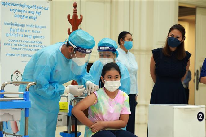 Nhân viên y tế tiêm vaccine ngừa COVID-19 cho trẻ em tại một điểm tiêm chủng ở Phnom Penh, Campuchia, ngày 17/9/2021. Ảnh: THX/TTXVN