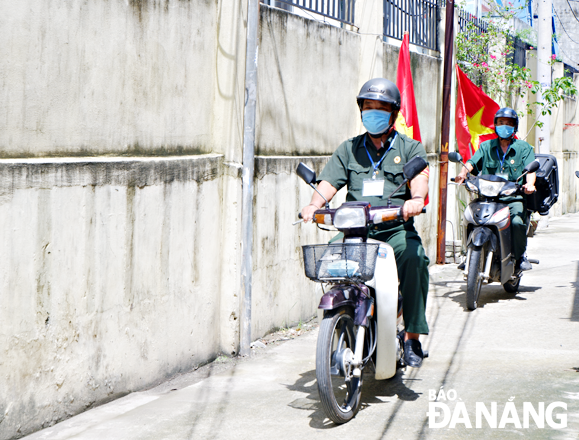 Cựu chiến binh Khu dân cư Quang Thành 3B1, phường Hòa Khánh Bắc tham gia tuyên truyền lưu động về công tác phòng, chống dịch. Ảnh: MAI HIỀN	