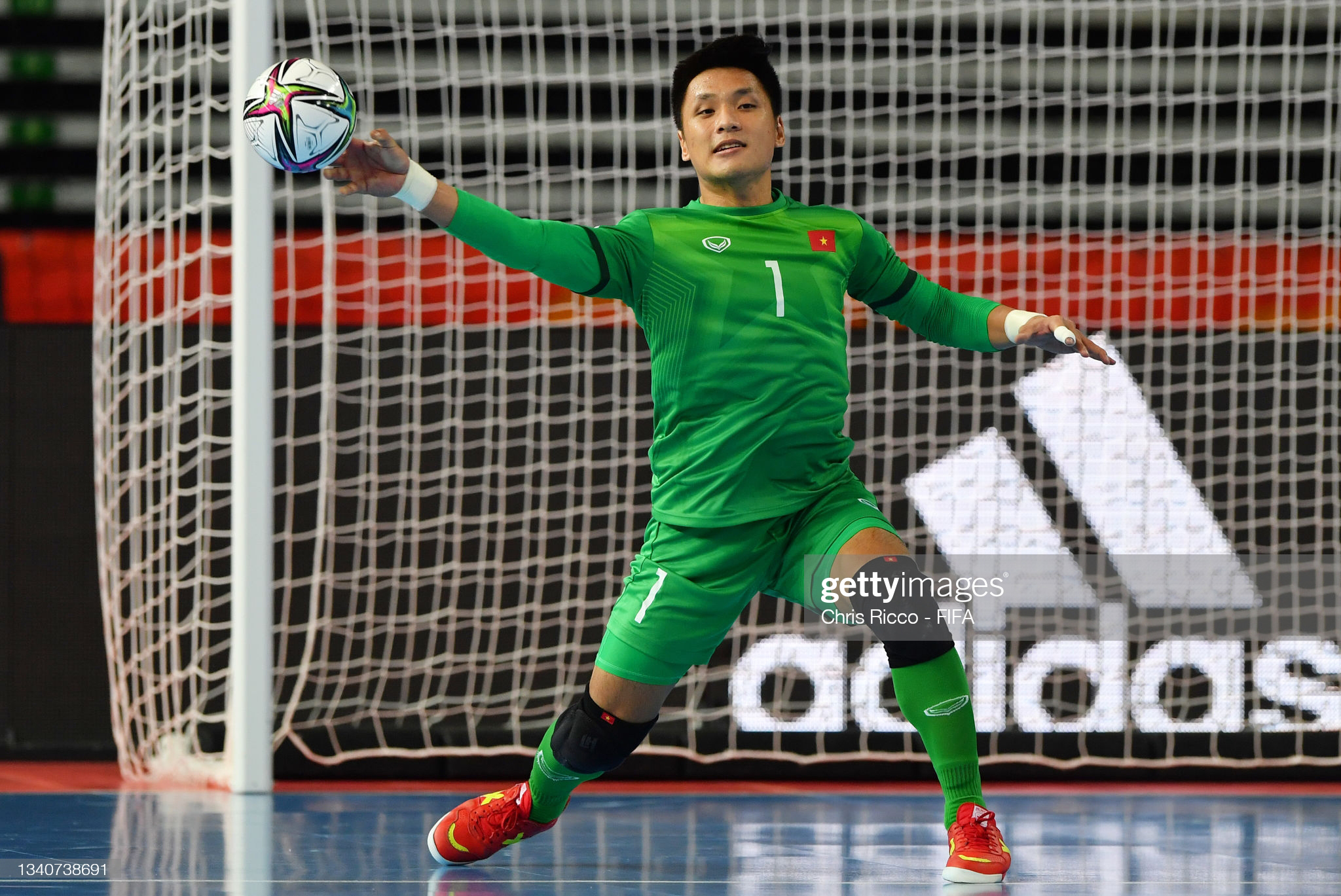 Thủ môn Hồ Văn Ý (ảnh) xứng đáng là “người hùng” của Futsal Việt Nam tại World Cup 2021 - nơi anh từng được Liên đoàn Bóng đá thế giới (FIFA) vinh danh. Ảnh: Getty Images	