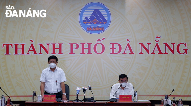 Da Nang Peoples Council Chairman Luong Nguyen Minh Triet (left) delivered his instructions at Monday’s meeting. Photo: PHAN CHUNG