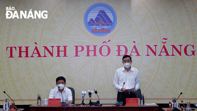 Municipal Peoples Committee Chairman Le Trung Chinh (right) addressing the meeting. Photo: PHAN CHUNG