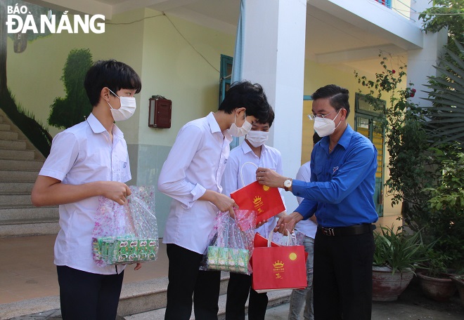 Deputy Secretary of the Da Nang Youth Union Nguyen Ba Duan (right) presents Mid-Autumn Festival gifts to disadvantaged children