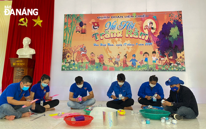  Members from the Lien Chieu District Youth Union chapter join the making lanterns from such recycled items as beer cans and plastic bottles as gifts for children on the occasion of the Mid-Autumn Festival.