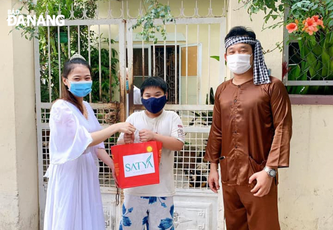  Youth Union members in Thanh Binh Ward, Hai Chau District,getting dressed in the costumes of Chu Cuoi and Hang Nga, the legendary duo who floated away with a cinnamon tree during a storm, all the way up to the moon, give Mid-Autumn gifts to children in the ward.