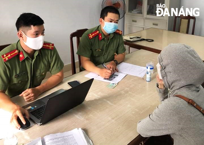 The administrator of the Da Nang Snacks Association’s page is being questioned by police officers. Photo: PV