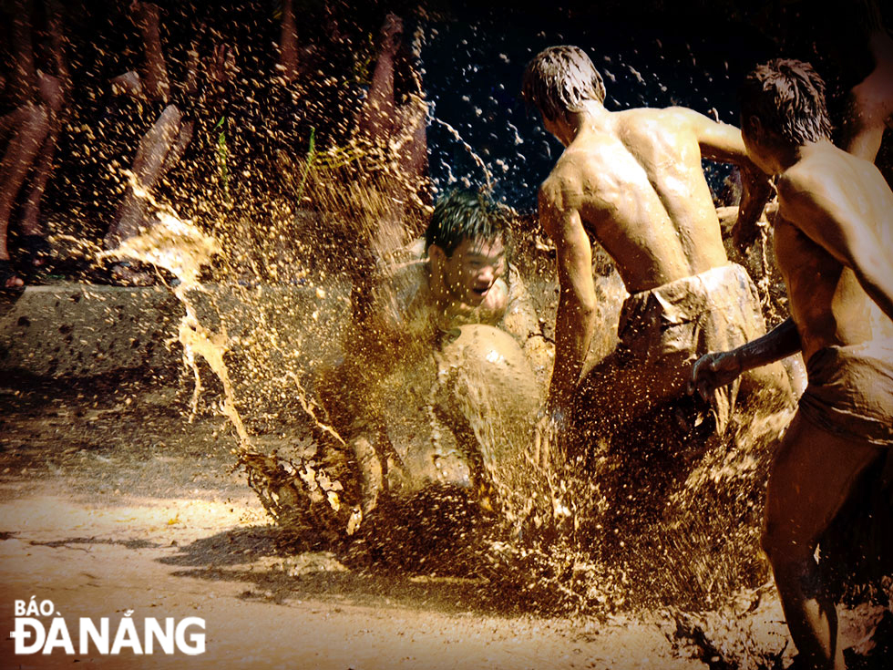 Pushing the ball into the hole is not easy on the wet and muddy pitch.