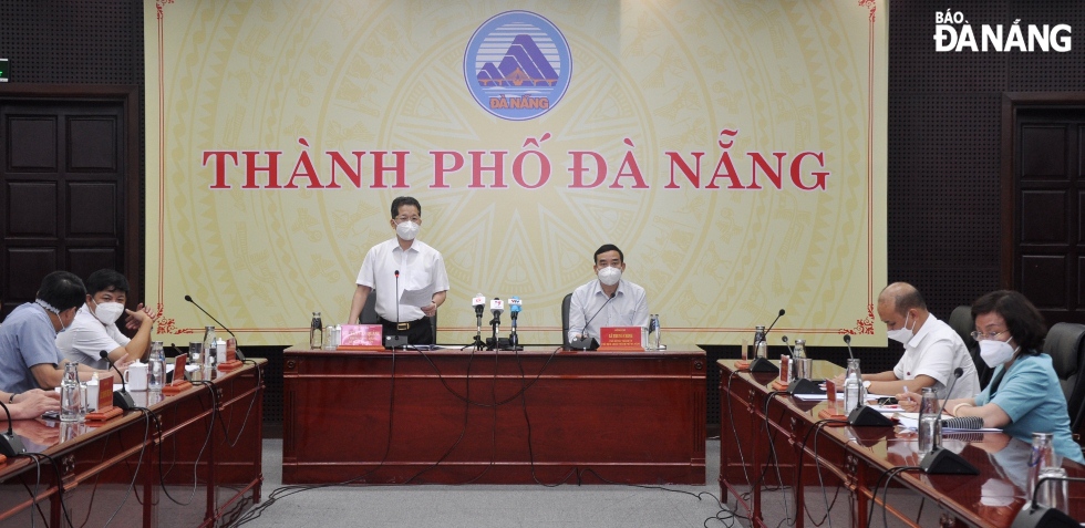 Bí thư Thành ủy Nguyễn Văn Quảng (bìa trái) phát biểu chỉ đạo tại cuộc họp chiều 21-9. Ảnh: LÊ HÙNG