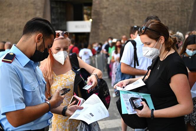 Kiểm tra thẻ xanh COVID-19 trước khi vào tham quan Bảo tàng Vatican ở Vatican, ngày 6/8/2021. Ảnh: AFP/TTXVN