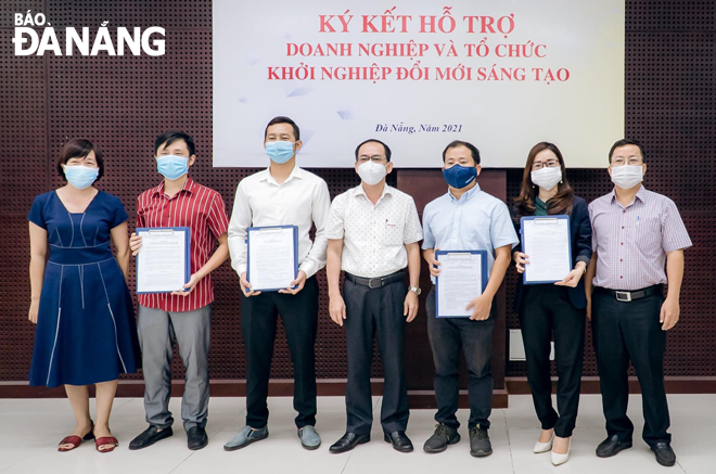 Sở Khoa học và Công nghệ ký kết hỗ trợ doanh nghiệp và tổ chức khởi nghiệp đổi mới sáng tạo vào tháng 6-2021. Ảnh: M.QUẾ