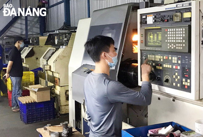 Financial support policy is a matter of concern to businesses. Here is a work scene of  the Chau Da Co., Ltd based in Hoa Cam Industrial Park, Cam Le District. Photo: M.QUE