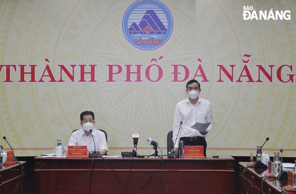 Chủ tịch UBND thành phố Lê Trung Chinh (phải)  phát biểu chỉ đạo tại cuộc họp chiều 22-9. Ảnh: LÊ HÙNG