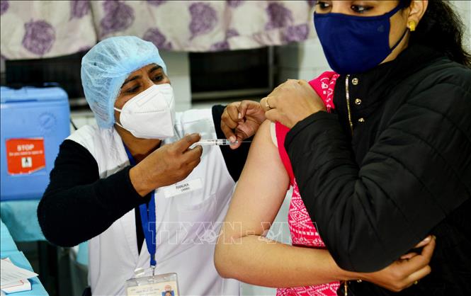 Nhân viên y tế tiêm vaccine ngừa Covid-19 trong chương trình tập huấn tiêm chủng tại New Delhi, Ấn Độ. Ảnh tư liệu: THX/TTXVN