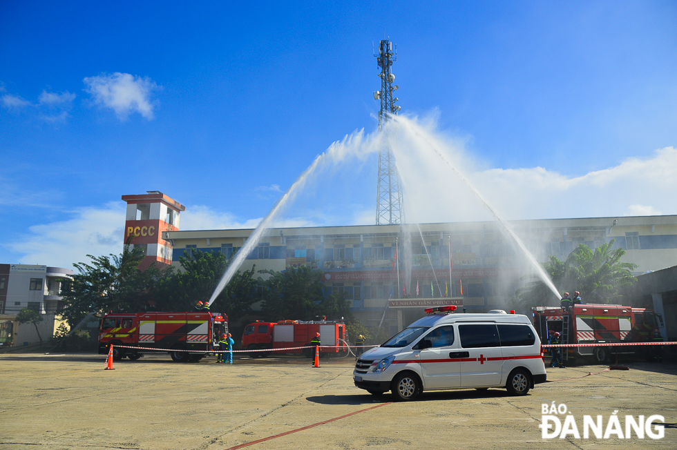 A overall scene of the fire fighting drill, which took place at the headquarters of the Fire Prevention, Fighting and Rescue Police Division at 183 Phan Dang Luu, Khue Trung Ward, Cam Le District. This is a mock location in the drill with functional areas similar to COVID-19 isolation and treatment points.