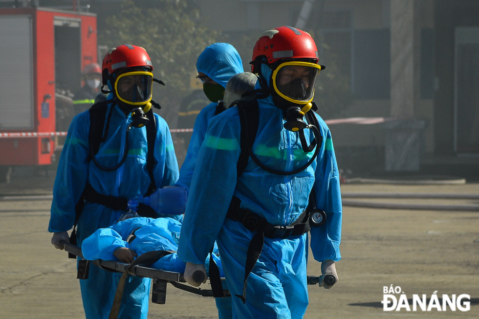 The rescue team urgently moved the victim by stretcher to the first aid point.