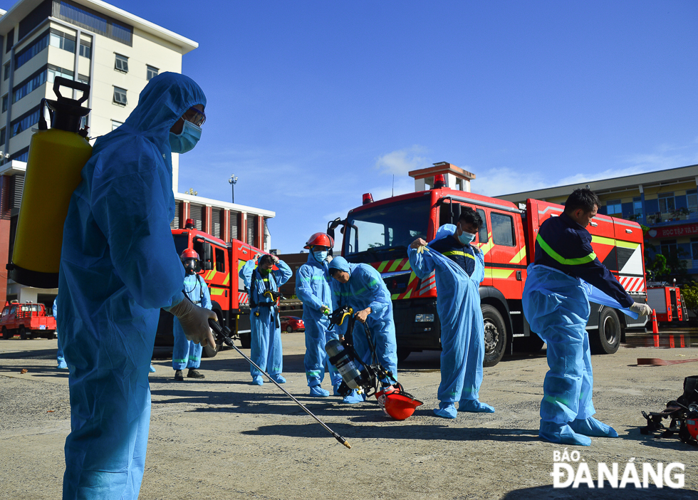 After extinguishing the fire and completing the rescue work, the task forces were completely disinfected, took off the protective clothing and returned back to the fire trucks.