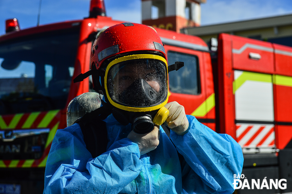   According to Senior Colonel Nguyen Thanh Nam, Head of the Fire Prevention, Fighting and Rescue Police Division, through the above-mentioned drill, functional forces gained professional experiences and skills whilst being on duty at these sites with high exposure to the coronavirus.