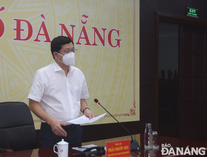 Da Nang Peoples Committee Vice Chairman Tran Phuoc Son delivers his address at the Thursday’s meeting. Photo: HOANG HIEP