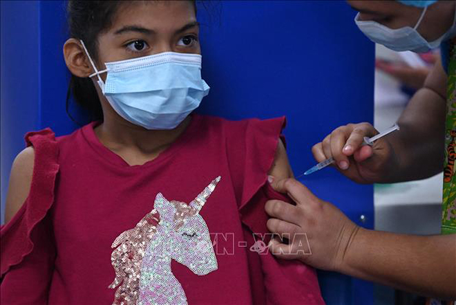 Nhân viên y tế tiêm vaccine Covid-19 cho trẻ em trong độ tuổi từ 6-11 tại San Salvador, El Salvador ngày 22-9-2021. Ảnh: AFP/TTXVN