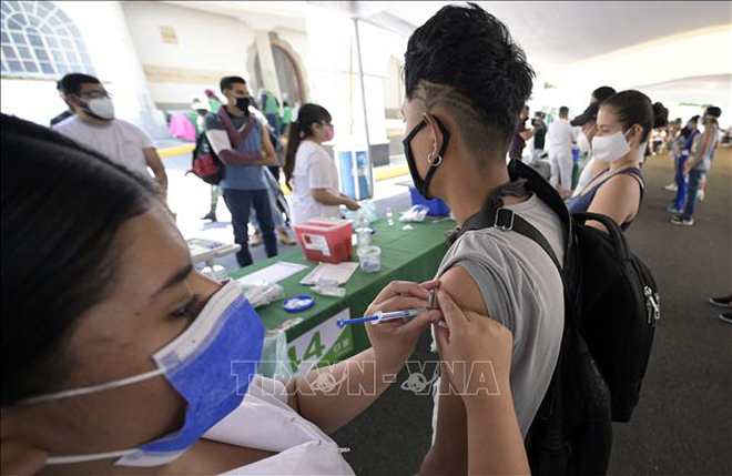 Nhân viên y tế tiêm vaccine Covid-19 cho người dân tại Mexico City ngày 27-7-2021. Ảnh: AFP/TTXVN