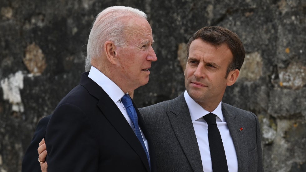 Tổng thống Mỹ Joe Biden (trái) và Tổng thống Pháp Emmanuel Macron gặp gỡ tại hội nghị thượng đỉnh nhóm G7 ở Anh vào tháng 6-2021.  Ảnh: AFP