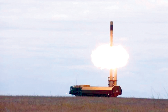 Tên lửa được phóng từ hệ thống tên lửa bảo vệ bờ biển Bastion trong cuộc tập trận ở khu huấn luyện Opuk ngày 23-9. Ảnh: Reuters